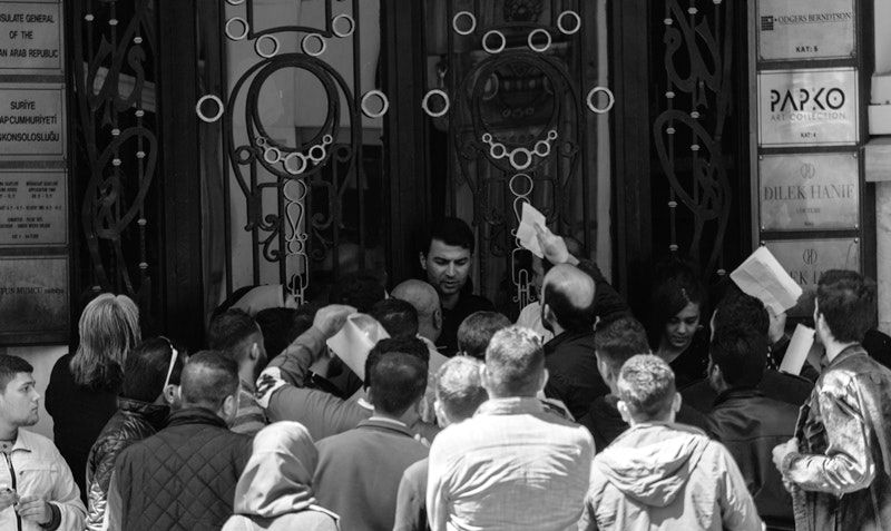 004-Residents-waiting-outside-Syrian-consulate