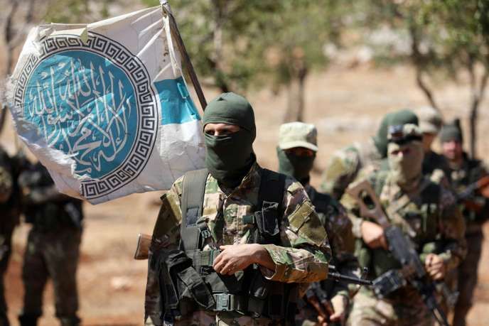 Des combattants syriens du mouvement djihadiste HTS dans la province d’Idlib, en Syrie, le 14 août 2018.
