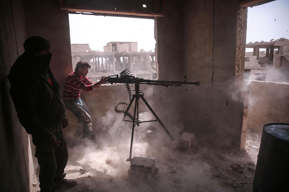 Un groupe rebelle syrien dans le quartier de Jobar, à Damas, dimanche, lors des affrontements sans précédent qui ont secoué la ville.