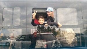 In Bussen kommen die Flüchtlinge an der österreichischen Grenze an, ein Hauch von 1989 liegt in der Luft.