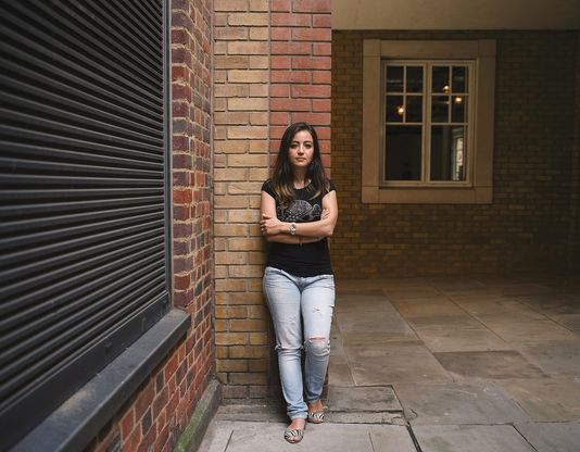 En 2013, Zaina Erhaim, qui vivait à Londres, est revenue dans son pays. Installée à Alep, dans les quartiers insurgés, elle témoigne du quotidien des Syriens qui rejettent le régime autant que l'extrémisme.