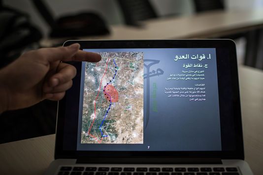 Extrait du plan secret, visant à expulser l'organisation Etat islamique de la province d'Alep, élaboré à l'été 2014, par la brigade rebelle Hazzm, en concertation avec les services secrets américains. Le document présenté à l'écran détaille "les points forts des forces ennemies", le long de la ligne de front, au nord d'Alep. 