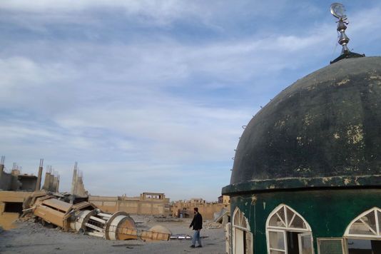 Une mosquée détruite à Rakka en Syrie en novembre 2014. L' organisation Etat Islamique, qui contrôle la ville, attribue cette destruction à des bombardements des forces loyales à Bachar el-Assad et utilisent ce fait pour servir leur propagande.