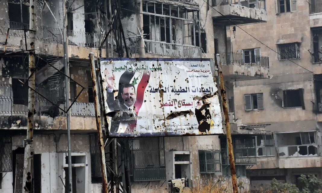 GEORGE OURFALIAN/AFP Une affiche de propagande du régime dans un quartier repris par l’armée syrienne, le 13 décembre.