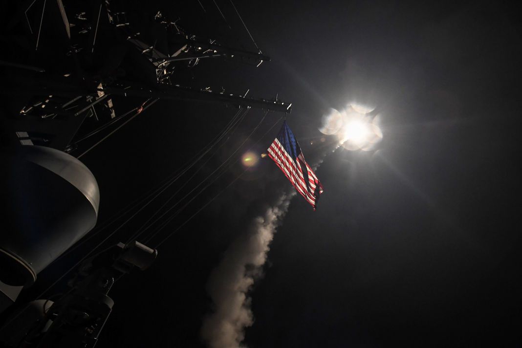 US NAVY/HANDOUT/REUTERS Un missile Tomahawk lancé vers la Syrie depuis un destroyer de l’armée américaine, situé en Méditerranée, le 7 avril.