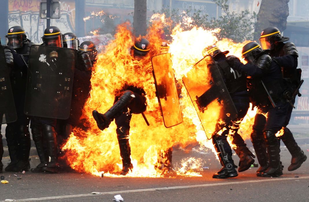 Comment un photojournaliste syrien a signé la photo du CRS en flammes à Paris par Luc Vinogradoff