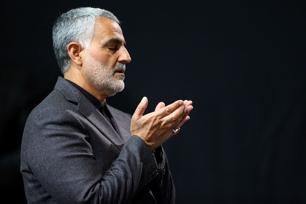 AFP/KHAMENEI.IR Le général Ghassem Soleimani, lors d’une cérémonie religieuse à Téhéran, en mars 2015. Photo publiée sur le site Web officiel du Guide suprême iranien, Ali Khamenei.