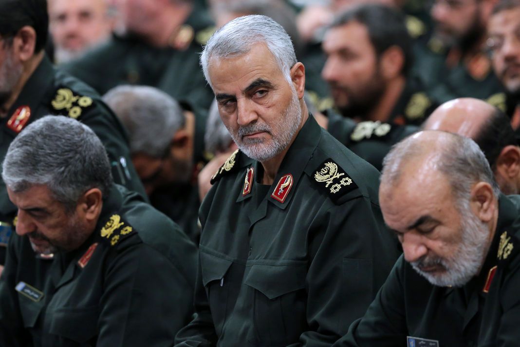HO / AFP Le général Ghassem Soleimani (au centre), lors d’une réunion de l’état-major des gardiens de la révolution, à Téhéran, en septembre 2016. Photo publiée sur le site Web officiel du Guide suprême iranien.