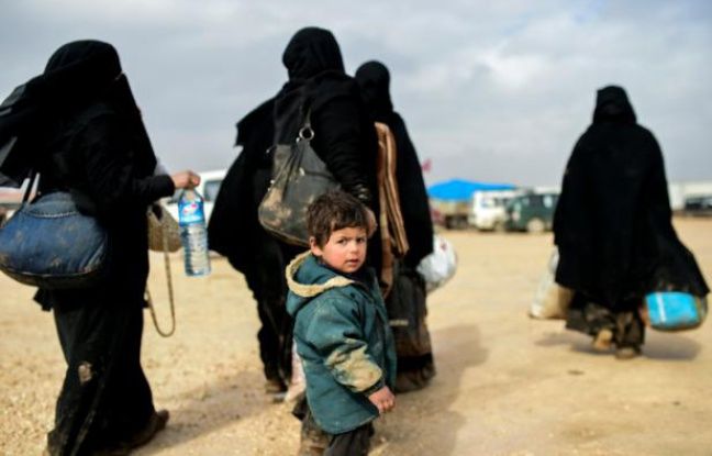 Des réfugiés syriens ayant fui les combats à Alep attendent à proximité de la ville d'Azaz, près de la frontière turque, le 6 février 2016