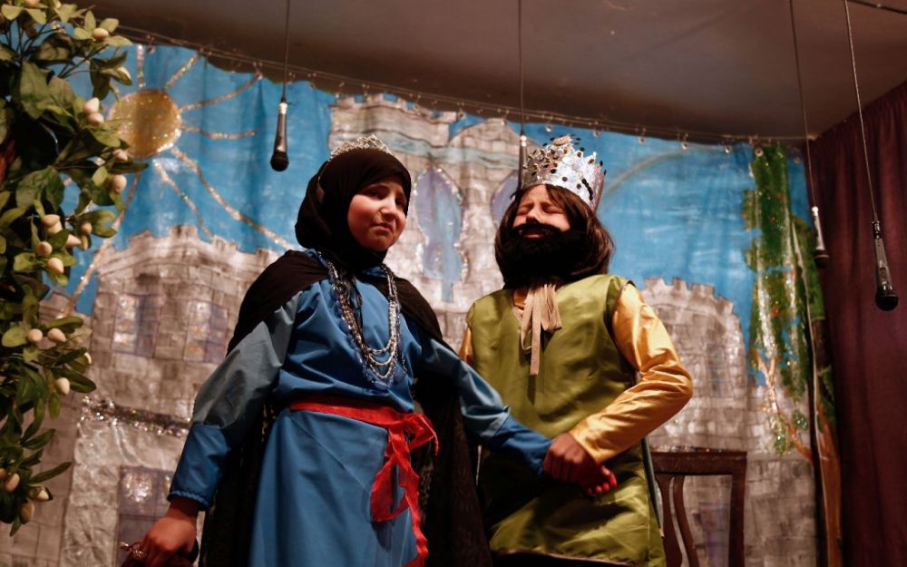 En Syrie, des fillettes jouent Blanche-Neige dans leur ville assiégée
