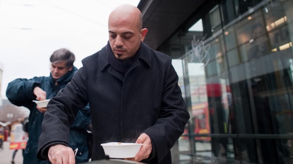 Alex Assali, réfugié syrien, sert de la nourriture aux sans-abri à berlin (Allemagne), le 25 novembre 2015.
