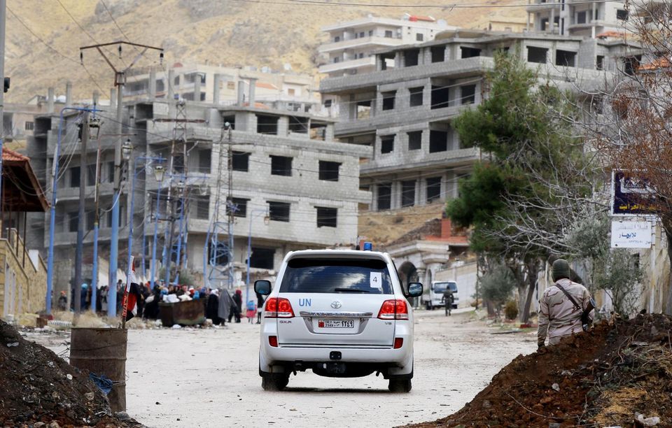 Un véhicule des Nations unies entre dans la ville de Madaya, dans l’attente d’un convoi humanitaire du Croissant-Rouge, le 14 janvier. 