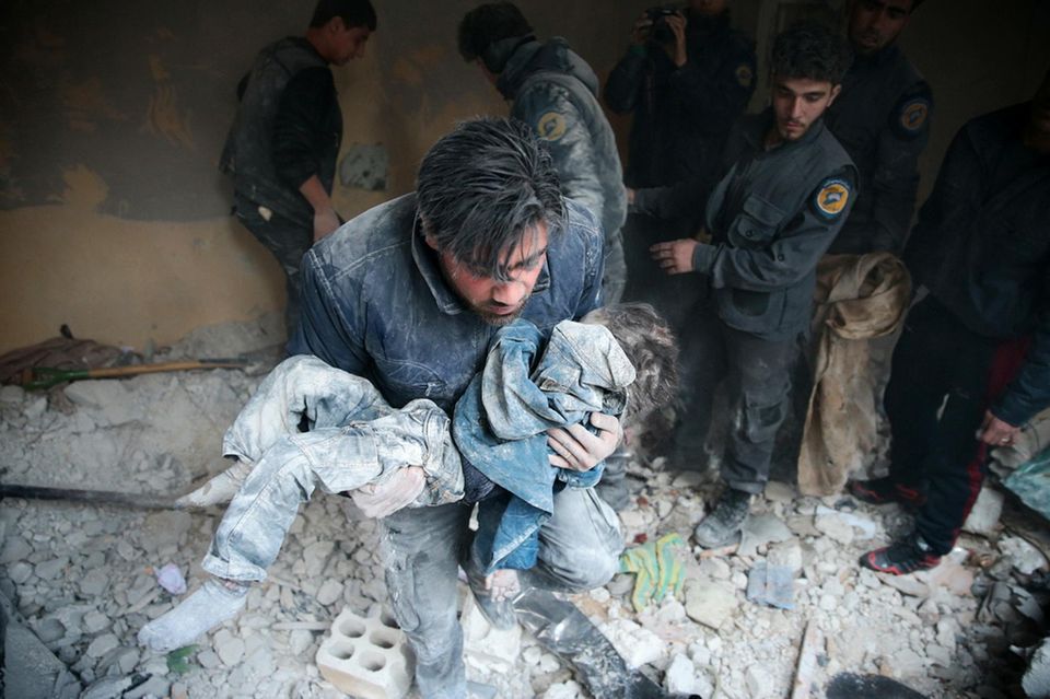 Un jeune «White Helmet» (casque blanc), de la défense civile syrienne, à la rescousse dans Idlib, début 2016.