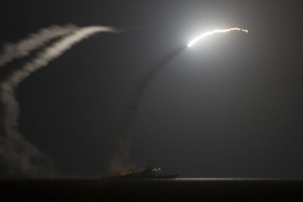 Le croiseur américain « Philippine-Sea » tire un missile Tomahawk depuis le golfe Arabo-Persique vers les zones contrôlées par l’Etat islamique, le 23 septembre. | REUTERS/HANDOUT
