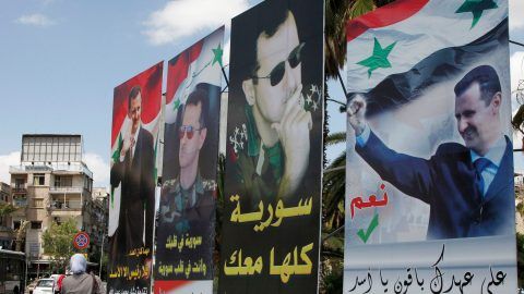 Des affiches de Bachar el-Assad lors de l'élection organisée en pleine guerre, en juin 2014. L'intellectuel Yassin el Haj Saleh analyse la portée du slogan "Assad ou personne" dans son ouvrage sur la question syrienne. Reuters/Khaled al-Hariri