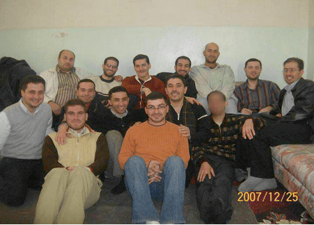 Depuis le fond à droite : Ahmad Koraytem (exil), Soleiman Shehadeh (exil), Bachar Maadamani (exil), Ammar Dokko (exil), Moataz Mourad (Daraya), Mohammed Shehadeh (Daraya), Tarek Shurbaji (exil), Mohammad Ali Kholani (détenu), Mohammad Koraytem (martyr), Mahmoud Habib (détenu), Yahia Shurbaji (détenu), Oussama Nasser (présent à Douma), Nabil Shurbaji (détenu)