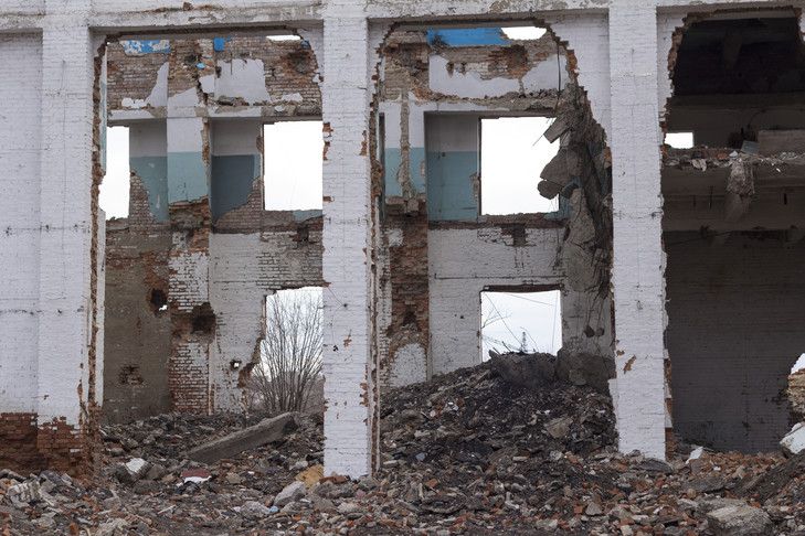 Des ruines de maisons