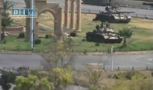 Des tanks de l'armée syrienne entrent dans Hama, en août 2011. REUTERS/Social Media Website via Reuters TV)