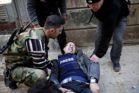 Un journaliste de Reuters touché par une rafale à Alep en 2012. (REUTERS/Ahmed Jadallah)
