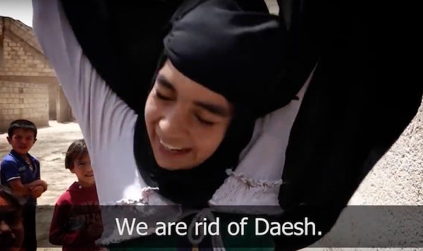 Ein Mädchen aus Nordsyrien freut sich nach der Befreiung von der ISIS-Herrschaft endlich den Niqab ablegen zu können
