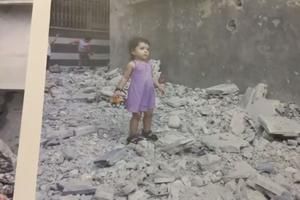 Une enfant syrienne dans les décombres