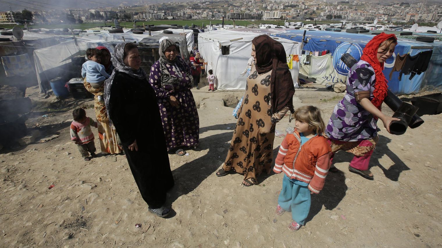 400 000 réfugiés syriens sont installés dans plaine de la Bekaa au Liban. L'ONG Women Now for Development est présente sur place où elle offre formations et assistance légale aux femmes et à leurs enfants.