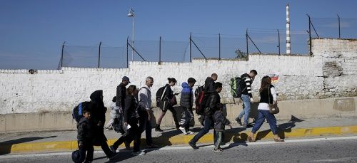 Des réfugiés syriens se dirigent à la frontière entre la Grèce et la Macédoine, le 7 octobre 2015. Crédit photo: REUTERS/Alkis Konstantinidis