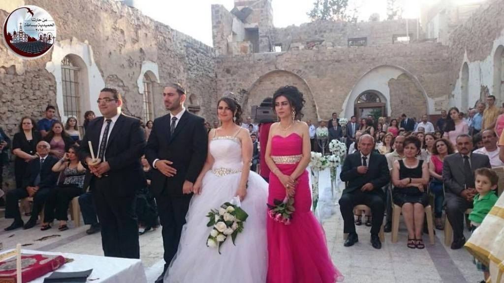 Un mariage célébré au milieu d’une église en ruine à Homs